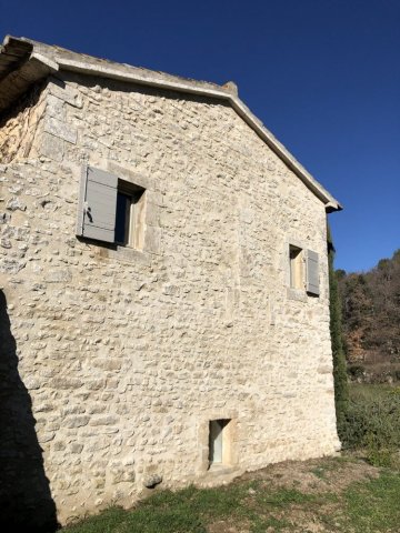 Rénovation de mur en pierre sur maison ancienne par tailleur de pierre à Valence