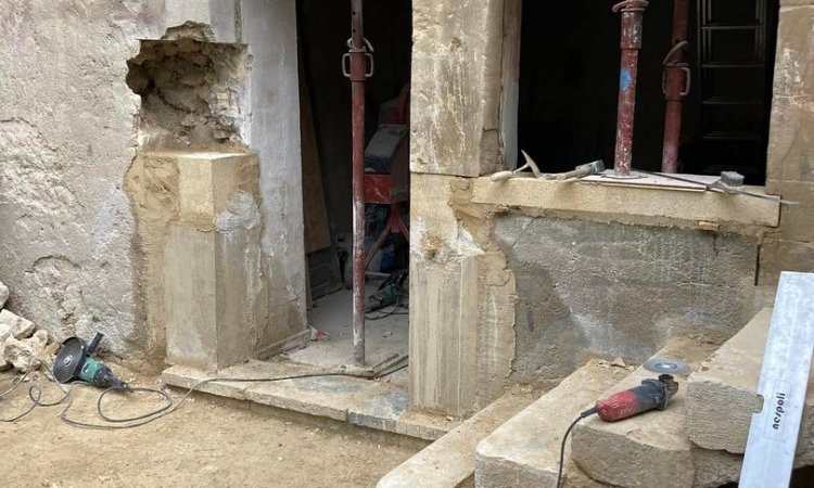 Restauration de maison en pierre par ARTQOS entreprise de maçonnerie à Valence
