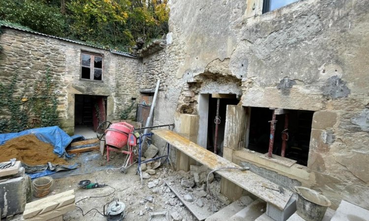 Restauration de maison en pierre par ARTQOS entreprise de maçonnerie à Valence