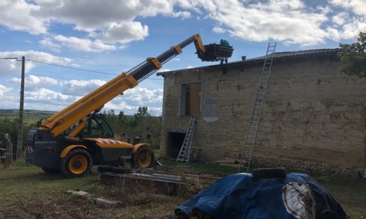 Démontage de la toiture - Maçonnerie, travaux de rénovation d'une maison en pisé à Hauterives